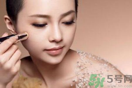 額頭出油是什么原因？額頭出油怎么辦？