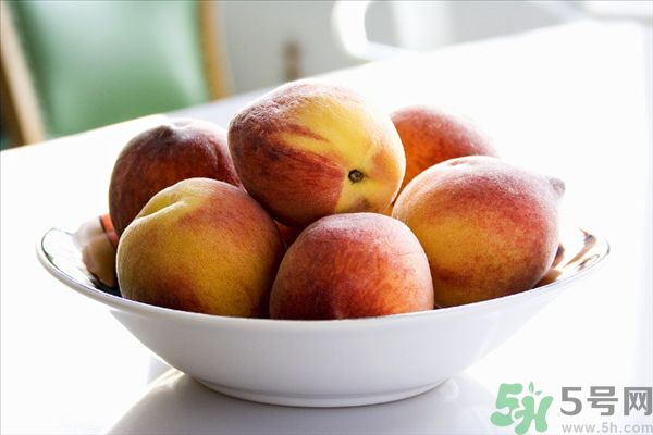 桃子上有紅點(diǎn)能吃嗎？桃子上有黑點(diǎn)可以吃嗎？