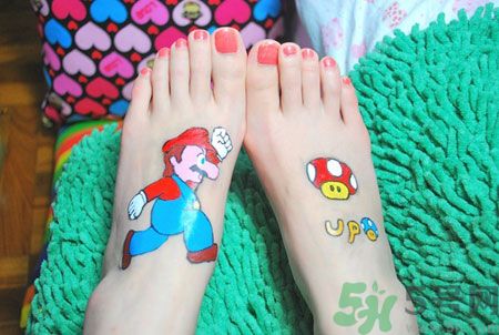腳心長(zhǎng)水泡是怎么回事？腳心長(zhǎng)水泡怎么辦？