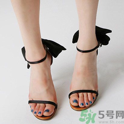 腳心長(zhǎng)水泡是怎么回事？腳心長(zhǎng)水泡怎么辦？