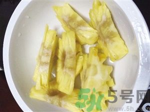 菠蘿里面發(fā)黑是為什么？發(fā)黑的菠蘿能吃嗎？