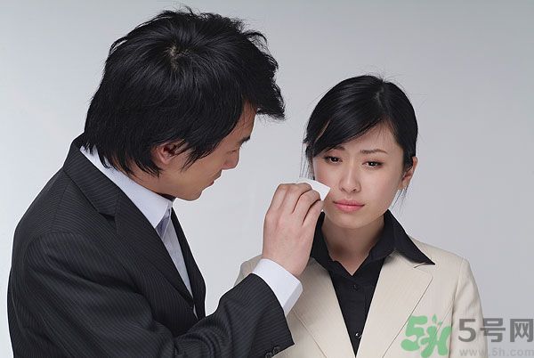 一生氣就流眼淚是怎么回事？生氣流淚怎么辦？