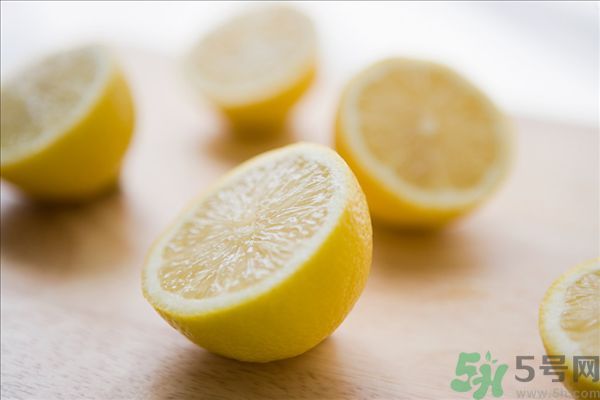 檸檬汁蛋清面粉做面膜能祛斑嗎？檸檬汁蛋清面粉能做面膜嗎？