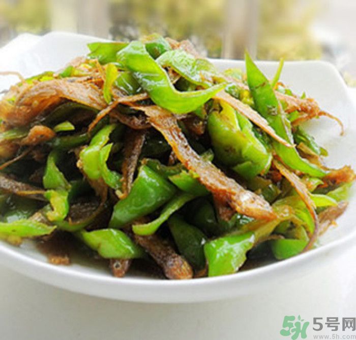 油燜干魚怎么做的？干魚怎么炒好吃？