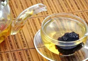 金銀花和胖大海能一起喝嗎?金銀花和胖大?？梢砸黄鹋菟葐?