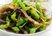 油燜干魚怎么做的？干魚怎么炒好吃？