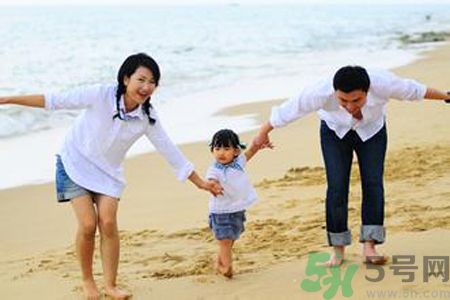 男童ktv熊抱強(qiáng)吻陪唱小姐是怎么回事？如何加強(qiáng)孩子的品德修養(yǎng)？