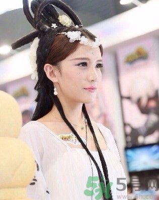 陜西最美媽媽是誰？陜西最美媽媽當(dāng)街哺乳被棄女嬰是怎么回事？