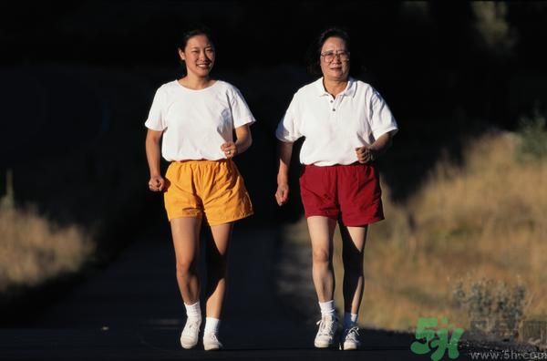 大伯仰頭喝可樂四肢癱瘓是怎么回事？喝可樂真的會癱瘓嗎？