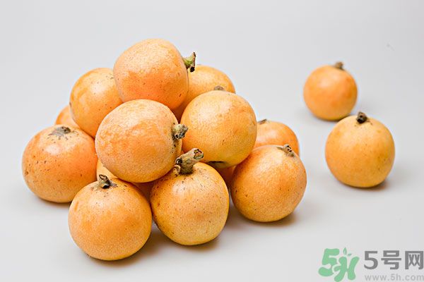 枇杷能跟百合一起煮嗎？ 枇杷能和銀耳一起煮嗎？