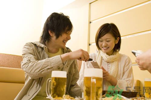 過(guò)期啤酒能喝嗎？過(guò)期啤酒喝了會(huì)怎么樣？