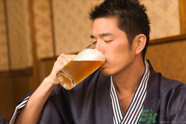 過期啤酒能喝嗎？過期啤酒喝了會(huì)怎么樣？