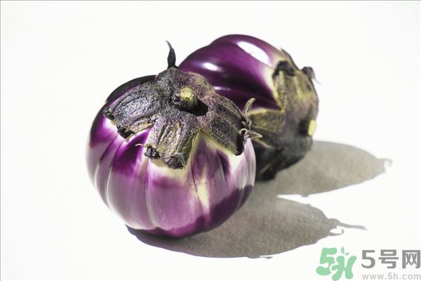 茄子里面有黑點能吃嗎？茄子里面黑了能吃嗎？