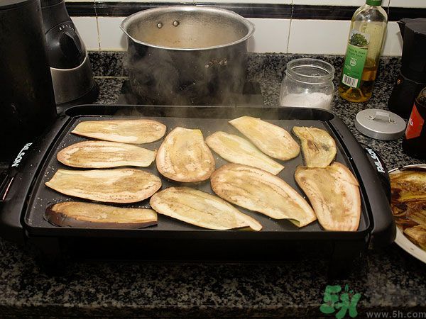 茄子里面發(fā)棕色能吃嗎？茄子里面有褐色能吃嗎？