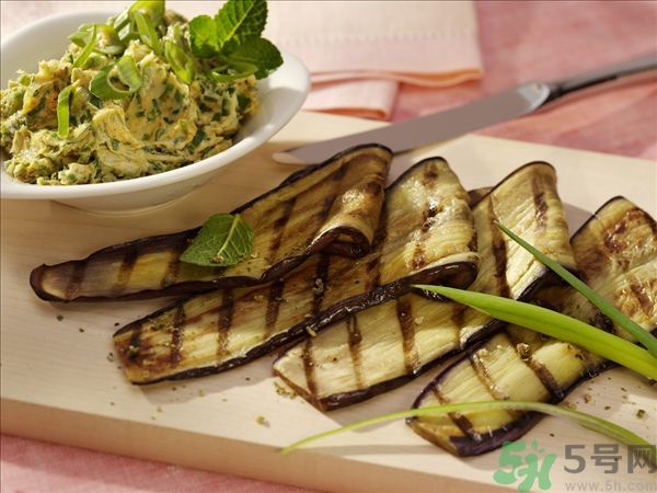 茄子里面發(fā)棕色能吃嗎？茄子里面有褐色能吃嗎？