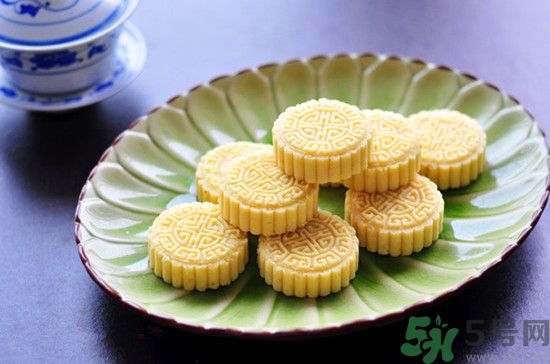 吃綠豆糕能喝啤酒嗎？吃綠豆糕喝啤酒好不好？