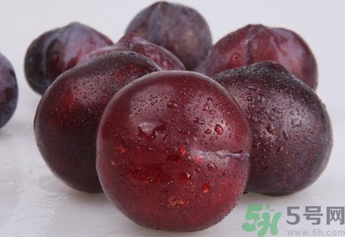李子紅色甜還是黑色甜？李子黑色的比較甜嗎？