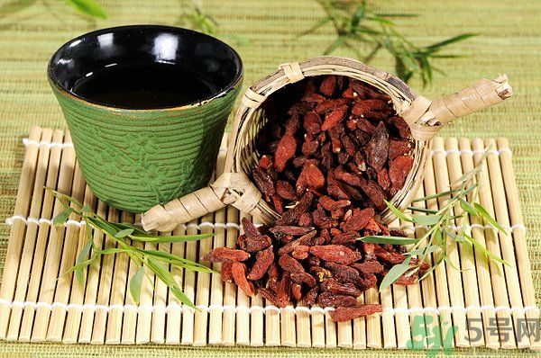 泡枸杞要用開水嗎？泡枸杞的水越熱越好嗎？