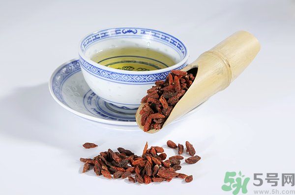 泡枸杞要用開(kāi)水嗎？泡枸杞的水越熱越好嗎？