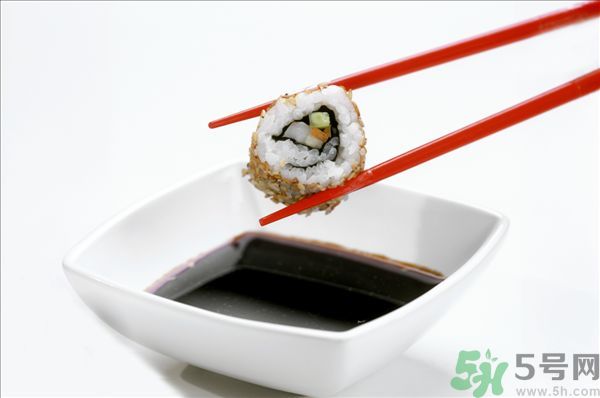 老抽和生抽的區(qū)別方法？怎么區(qū)分生抽和老抽？