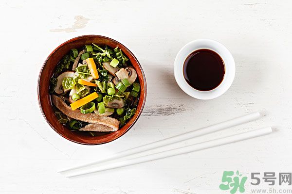 涼拌生菜放生抽還是老抽？涼拌菜放什么醬油好？