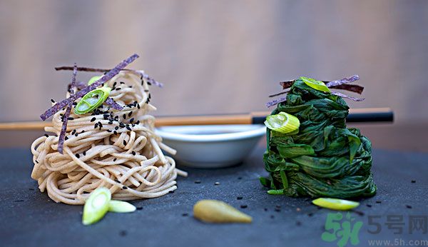 涼拌生菜放生抽還是老抽？涼拌菜放什么醬油好？