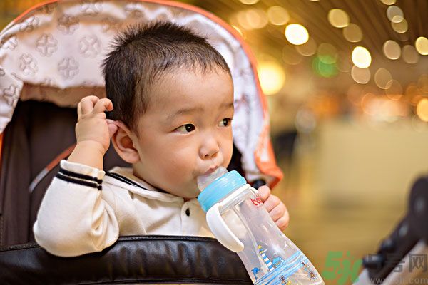 如何讓寶寶養(yǎng)成愛喝水的習慣？兒童智能水杯有啥功能？