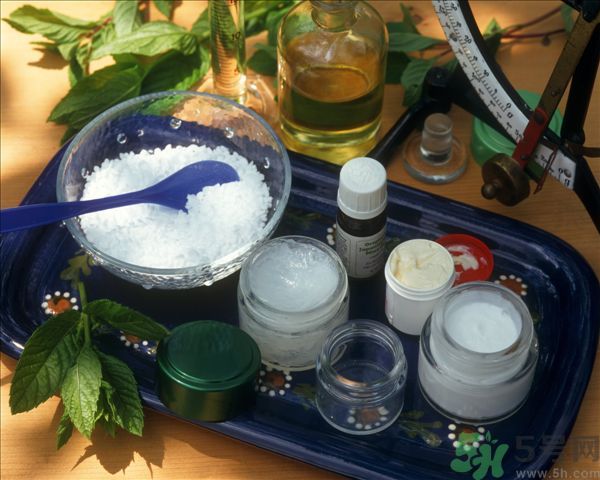 去年沒用完的防曬霜今年還能用嗎？擦護膚品直接用手取好嗎？