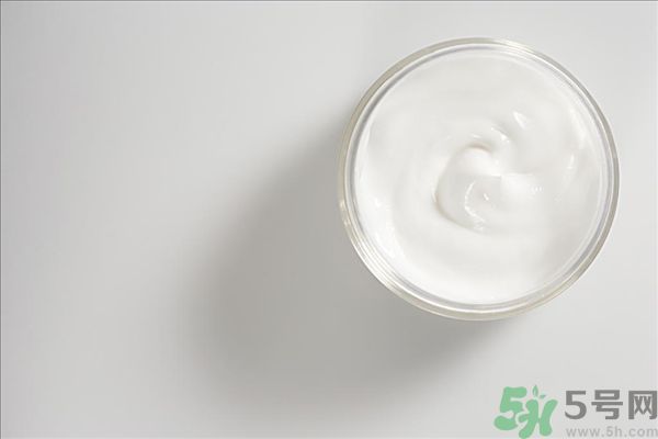 去年沒用完的防曬霜今年還能用嗎？擦護膚品直接用手取好嗎？