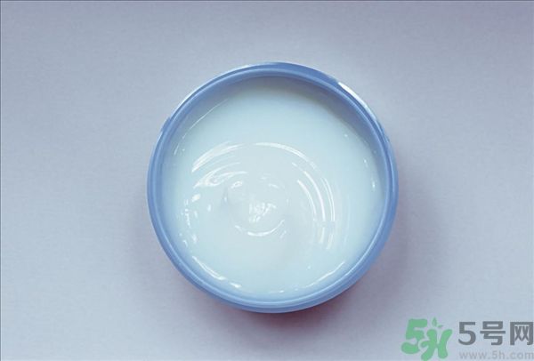 去年沒用完的防曬霜今年還能用嗎？擦護膚品直接用手取好嗎？