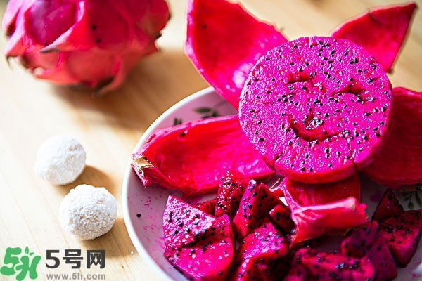火龍果外面發(fā)霉了里面還能吃么？火龍果外皮爛了還能吃嗎？
