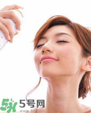 夏天臉油怎么辦？臉油怎么補妝？