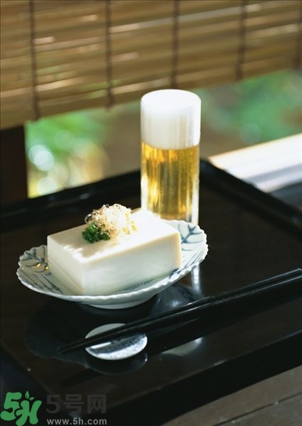 吃豆腐能喝啤酒嗎？喝酒吃豆腐能解酒嗎？