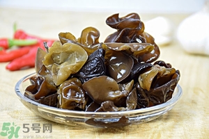 木耳能用開(kāi)水泡嗎？泡木耳用熱水還是涼水好？