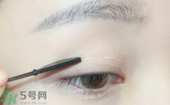 單眼皮怎么變雙眼皮了？單眼皮上面有一條線