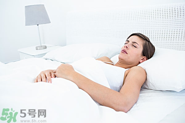 第一次來月經(jīng)是黑色的正常嗎？第一次月經(jīng)是黑色的是怎么回事？