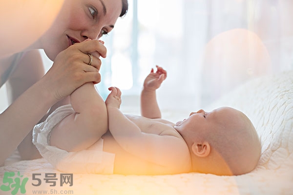 寶寶腳上起水泡怎么辦？寶寶腳底長透明水泡怎么辦？