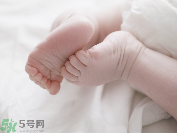 寶寶腳上起水泡怎么辦？寶寶腳底長透明水泡怎么辦？