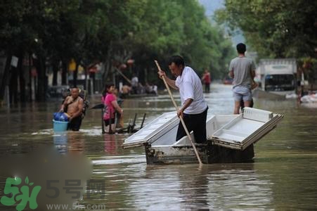 在雨水中走路容易得什么??？在雨水中走路有什么危害？