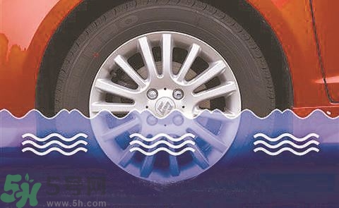 路面雨水多深車輛不宜通行？車輛在雨水中行駛要注意什么？