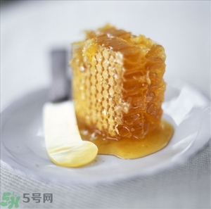 蜂蜜放久了有酒味是怎么回事？蜂蜜有酒味還能喝嗎？
