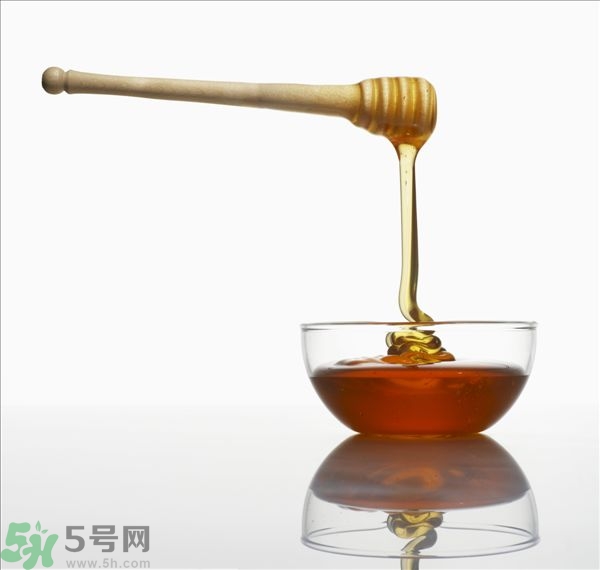蜂蜜放久了有酒味是怎么回事？蜂蜜有酒味還能喝嗎？
