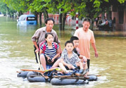 在雨水中走路容易得什么??？在雨水中走路有什么危害？