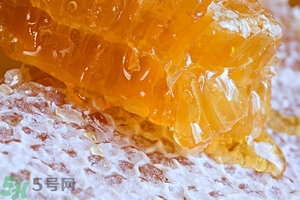 蜂蜜放久了有酒味是怎么回事？蜂蜜有酒味還能喝嗎？