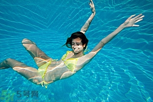 浮潛要穿泳衣嗎？浮潛要穿什么衣服？