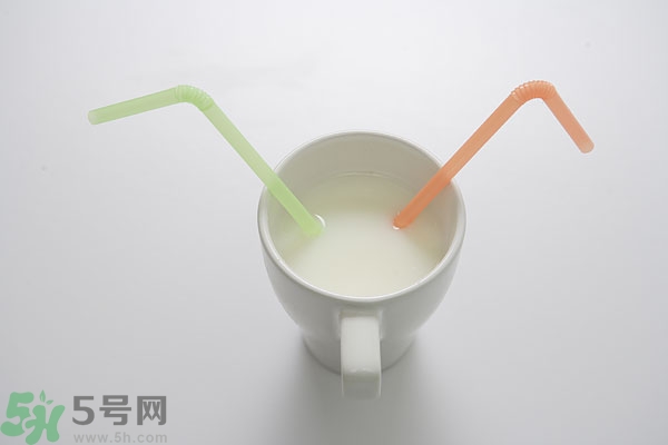 羊奶和牛奶哪個(gè)營養(yǎng)高?牛奶與羊奶哪個(gè)營養(yǎng)更好？