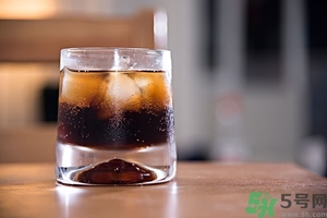 可樂(lè)第二天還可以喝嗎？隔夜的碳酸飲料可以喝嗎？
