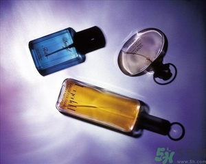 香水是噴在衣服上還是身體上？噴香水的正確位置