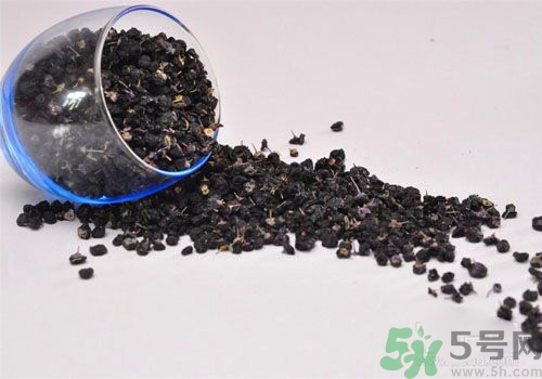 黑枸杞泡水是什么顏色？黑枸杞泡水是紫色的嗎？
