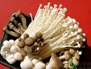 金針菇發(fā)霉了能吃嗎？金針菇長(zhǎng)白毛還能吃嗎？